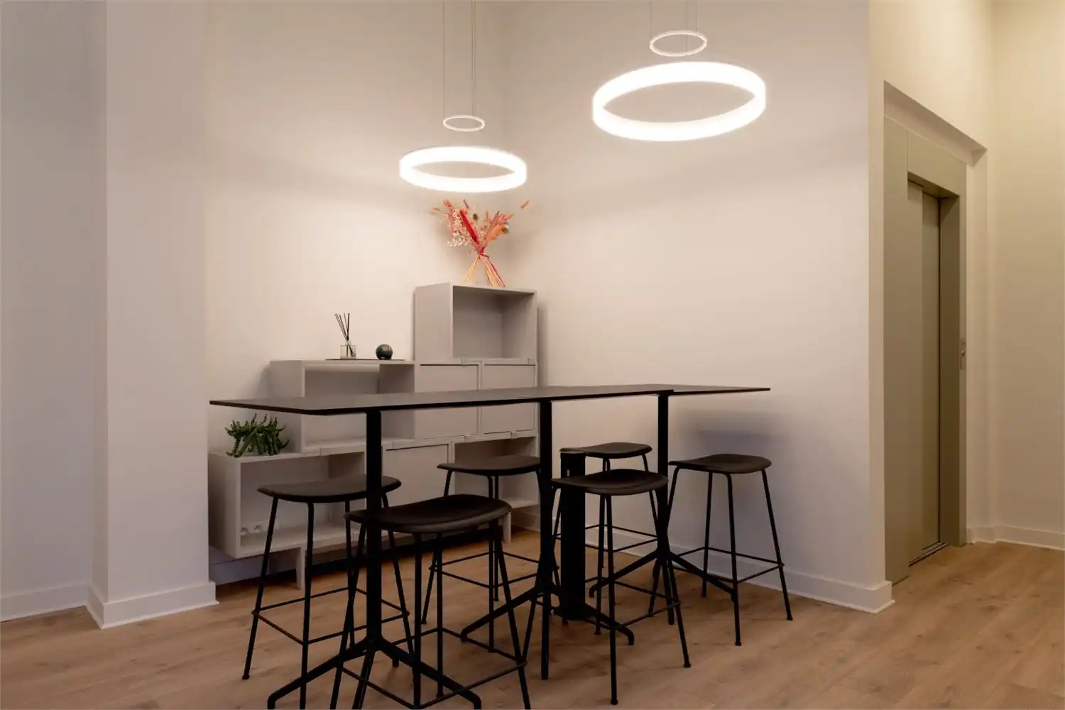 HIPPE INSTAPKLARE KANTOREN IN GERENOVEERDE HERENWONING foto 13