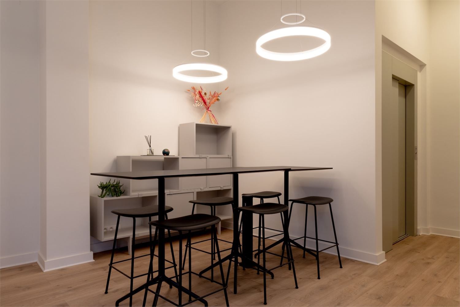 HIPPE INSTAPKLARE KANTOREN IN GERENOVEERDE HERENWONING foto 13