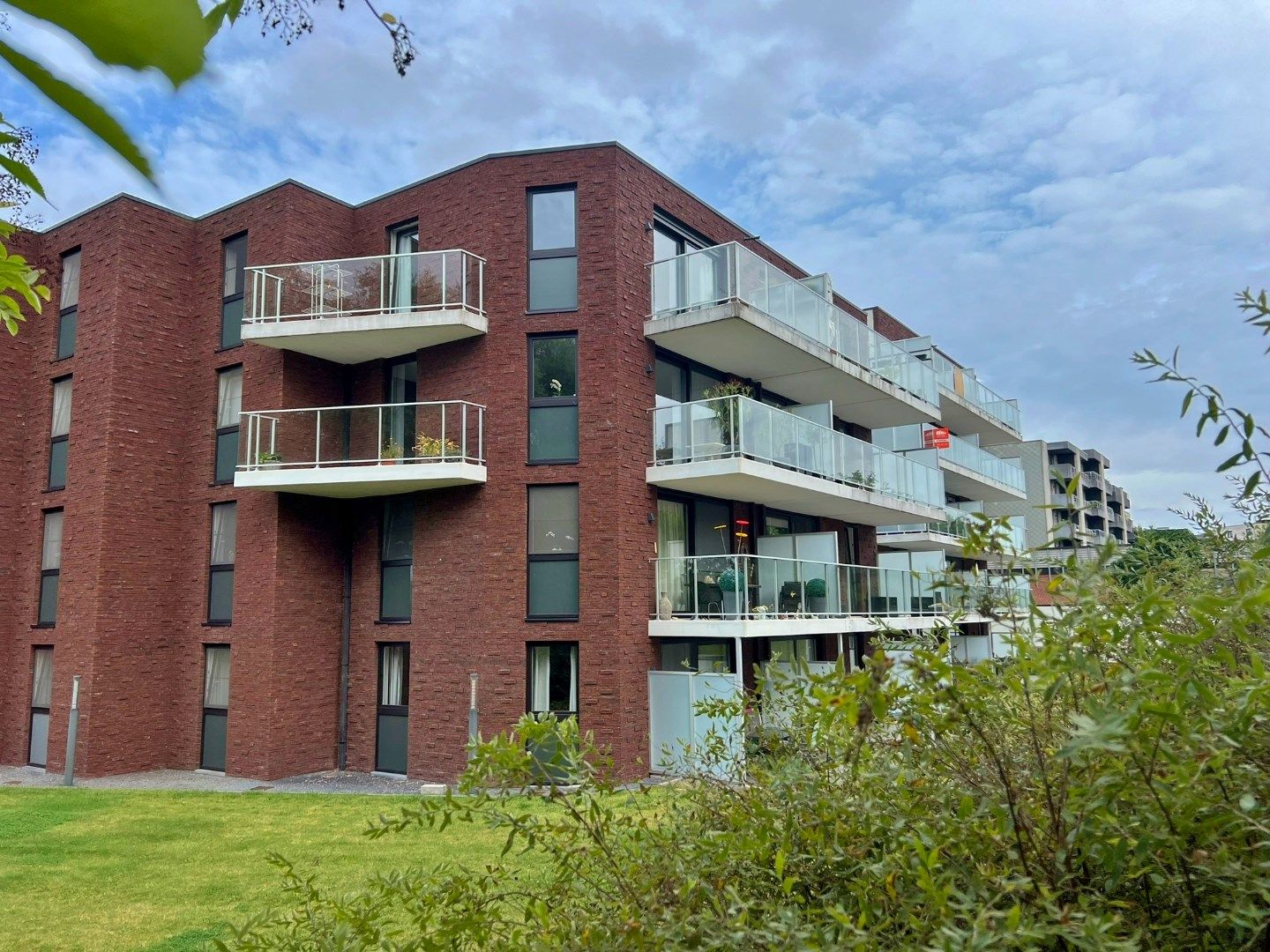 Instapklaar appartement met garage en groot zonnig terras met open zicht.  foto 1