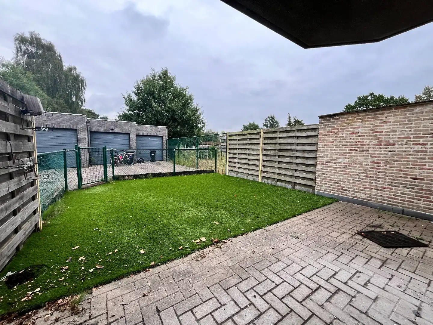 Hedendaags 2-slpk appartement met tuin, garage en kelder foto 13