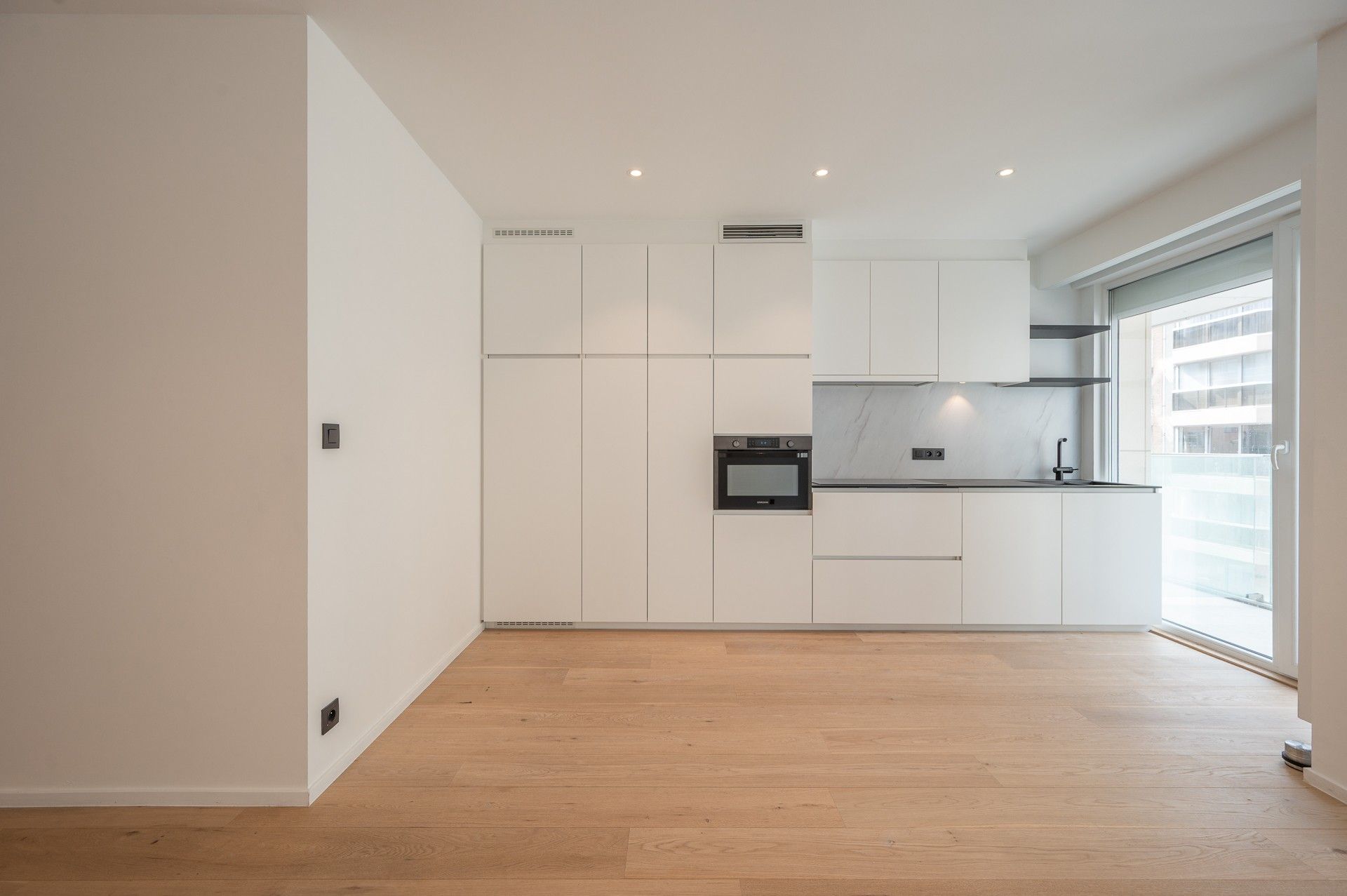 Ongemeubeld: Ruim en gerenoveerd appartement met zonneterras en zijdelings zeezicht! foto 7