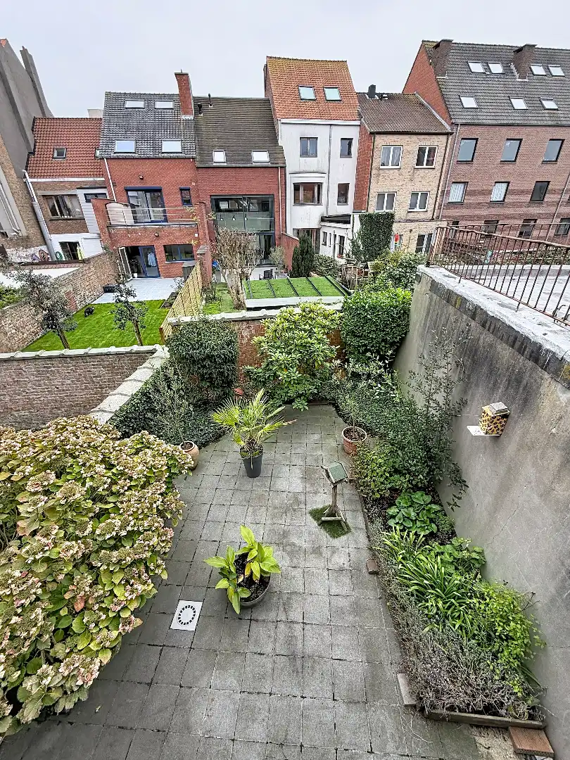 Instapklare bel-etage met drie slaapkamers, garage en zonnige buitenruimtes. foto 16