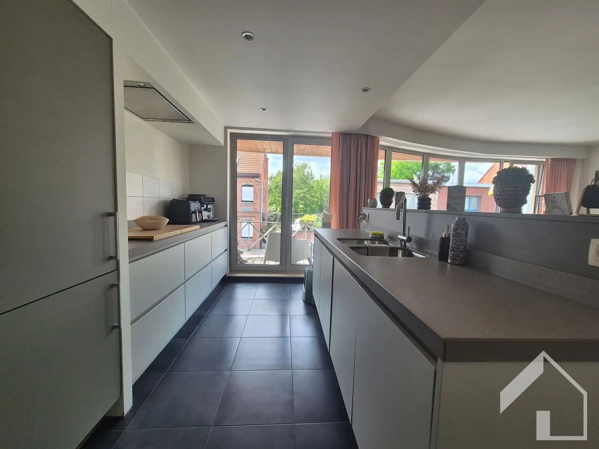 instapklaar appartement met 2 slaapkamers en garage foto 2