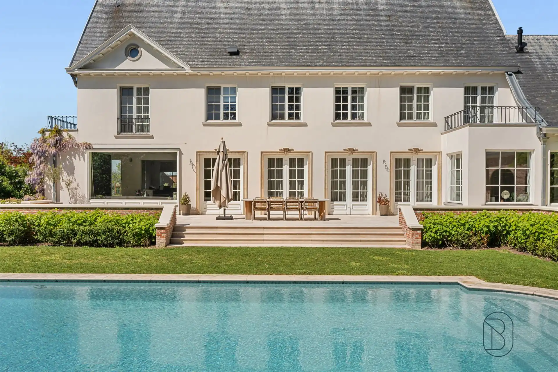 Prachtig afgewerkte franse villa met bijgebouw en zwembad foto 5
