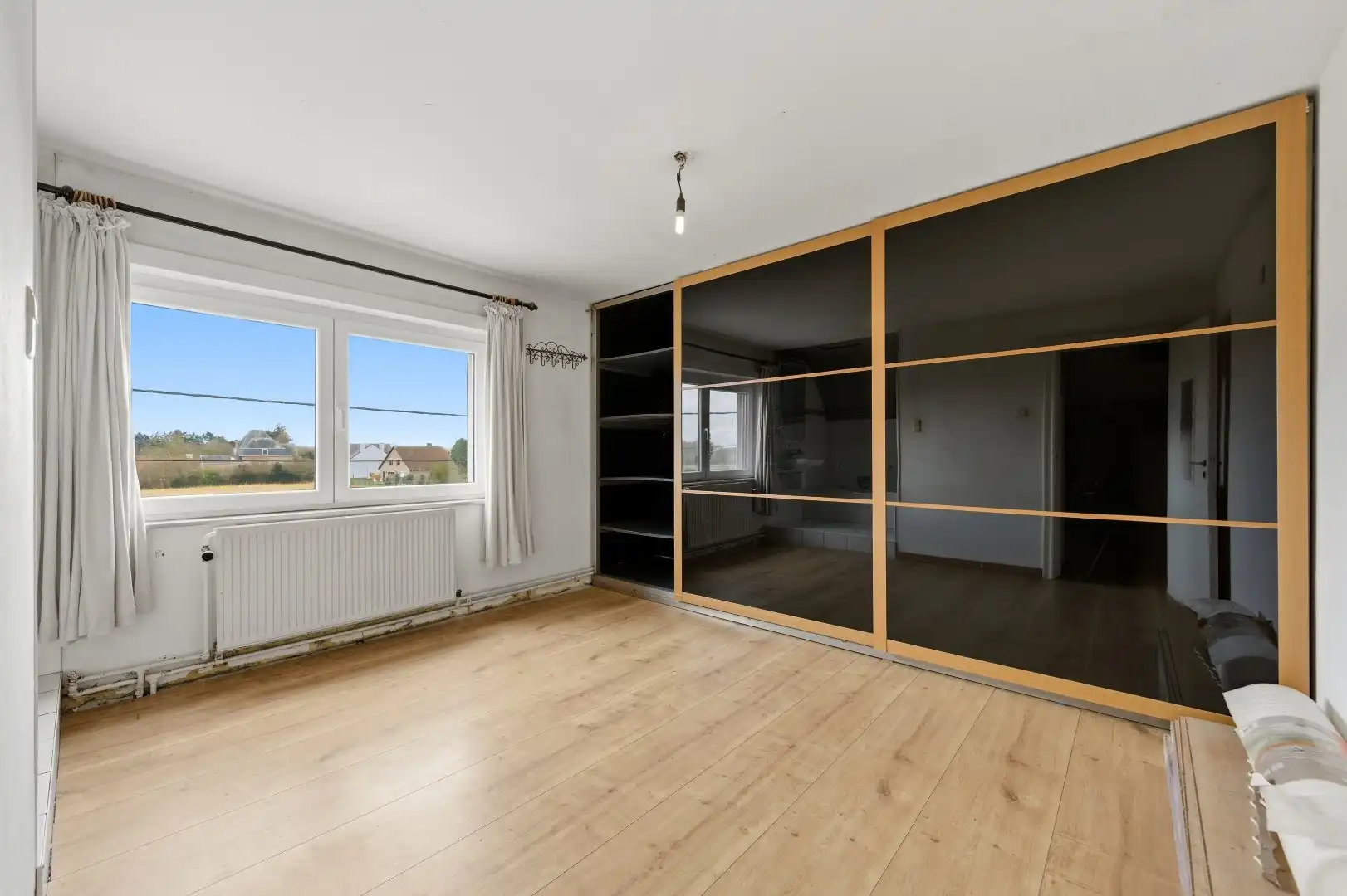 Op te frissen open bebouwing met veel ruimte en potentieel foto 14