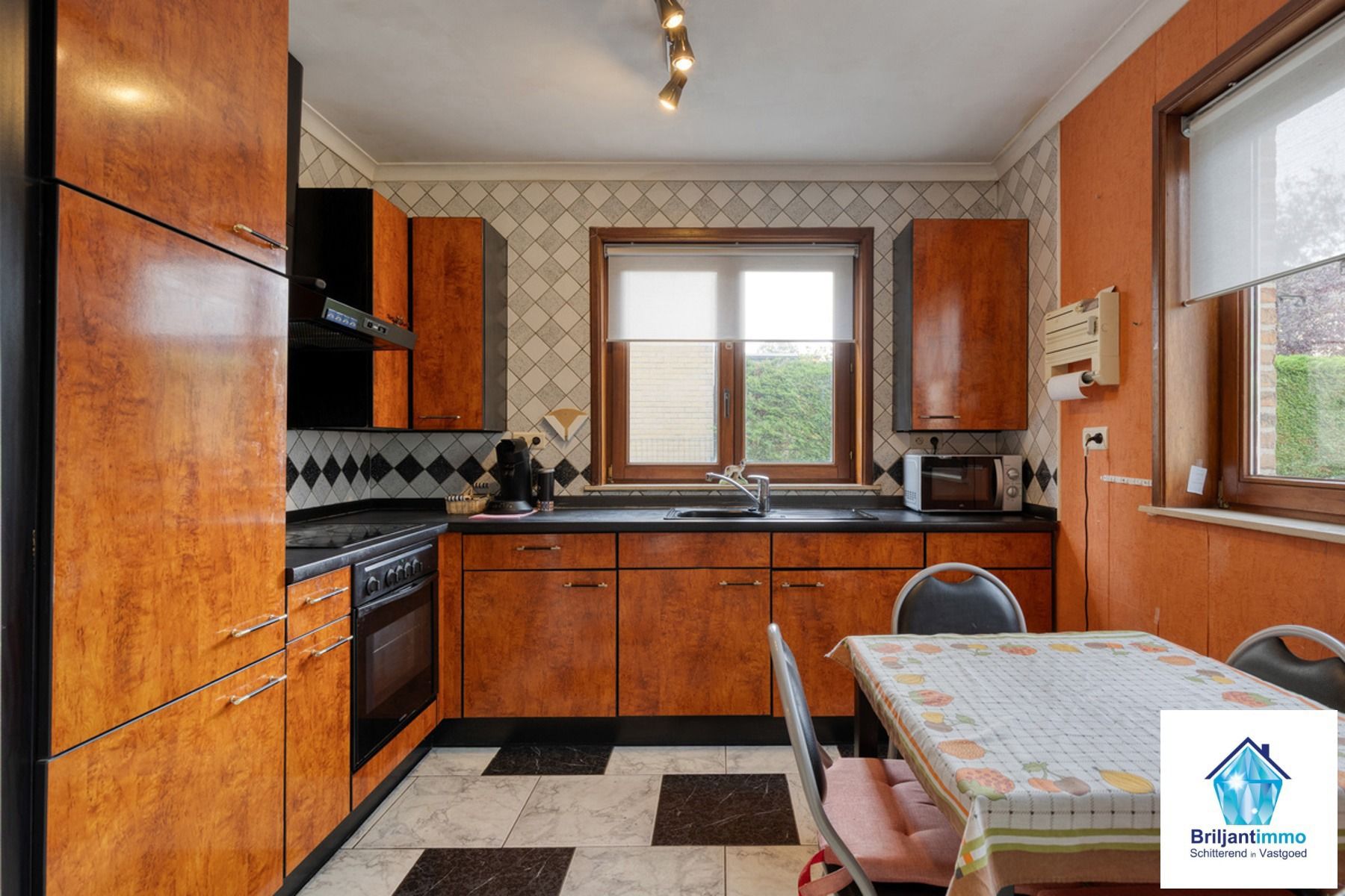 Halfopen bebouwing met veel ruimte op toplocatie foto 9