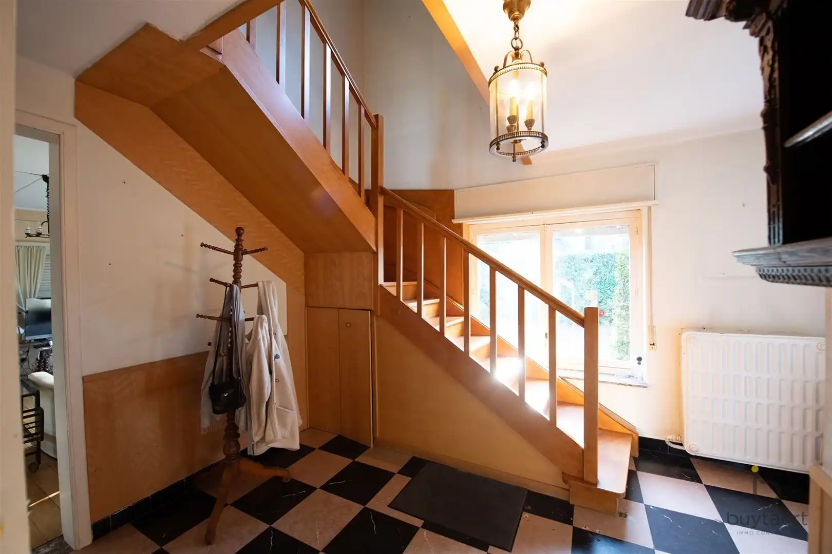 Veel renovatiepotentieel in ruime rustig gelegen familiewoning midden in het groen! foto 8