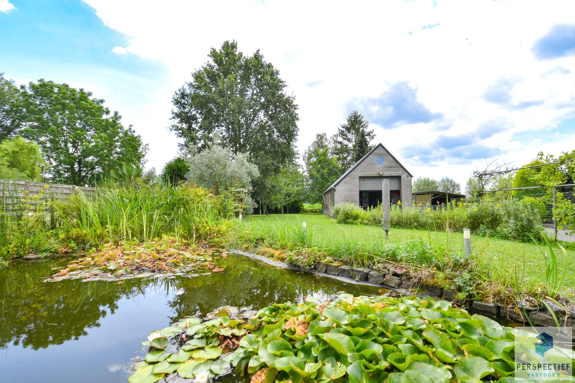 Prachtige woning met bijgebouw en grote tuin met landelijk uitzicht op 1383m² foto 3