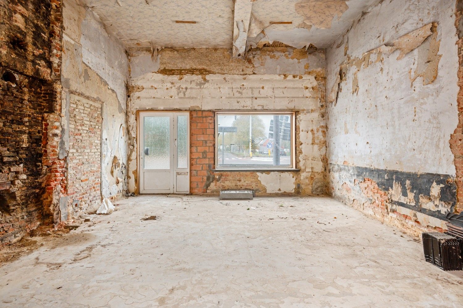 Totaal te renoveren woning met veel potentieel op ruim perceel (423m²) te koop in Emblem foto 7