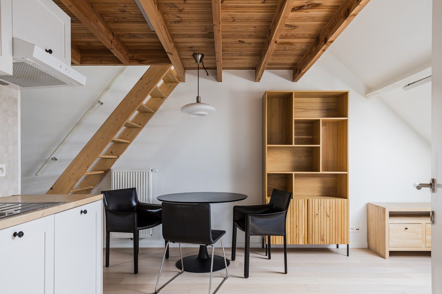 Buitengewoon royaal herenhuis centrum Gent met verwarmd buitenzwembad. foto 23