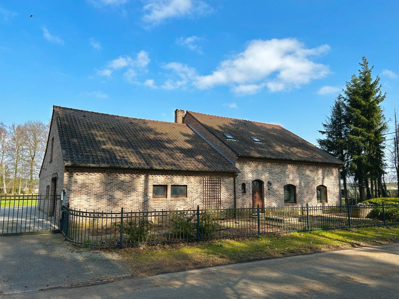 Landelijk gelegen woning met 4 slaapkamers, grote tuin, inpandige garage met werkplaats en kelder. foto 24