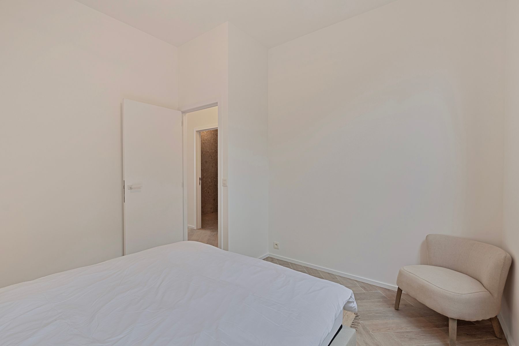 Stijlvol gerenoveerd en bemeubeld 3-slp appartement met tuin foto 5