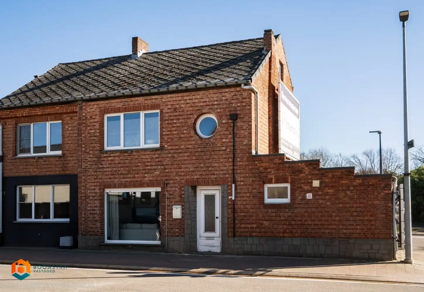 Hoofdfoto van de publicatie: Licht op te frissen woning met 3 slpkrs in centrum Grootlo