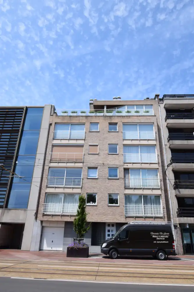 Appartement met twee slaapkamers. Met uitzicht op het park aan de Kerk te Blankenberge. Dichtbij het centrum en het station van Blankenberge. foto {{pictureIndex}}
