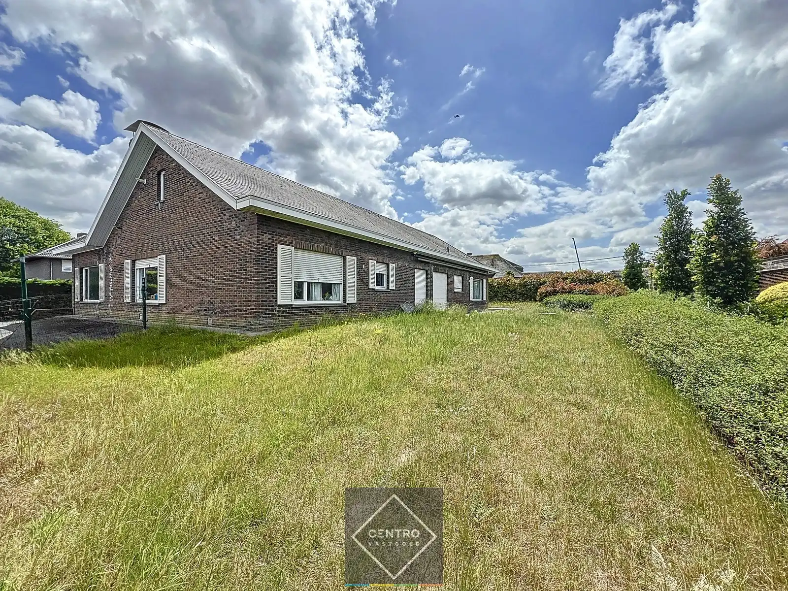 Instapklaar BEDRIJFSGEBOUW bestaande uit&nbsp;geïsoleerde MAGAZIJNEN met laadkade (ca. 2.539m²), KANTOREN (ca. 344 m²) én alleenstaande WONING. Op bedrijvenzone "Hoge Barriere" te Roeselare. foto 21