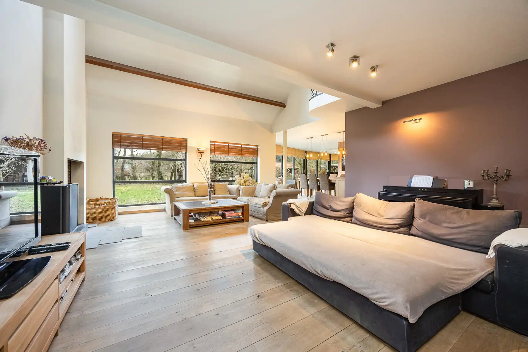 Gerenoveerde hoeve met weiland en stallen op ca. 11 000 m²  foto 7