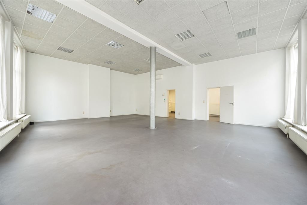 Handelsruimte met veel visibiliteit foto 4