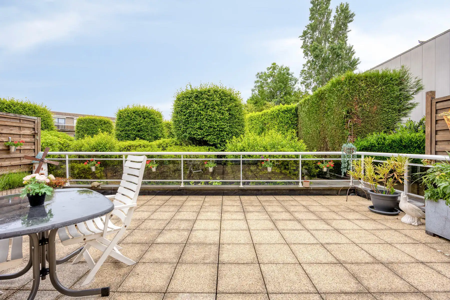 Gelijkvloers appartement met 2 kamers, terras en garage foto 16