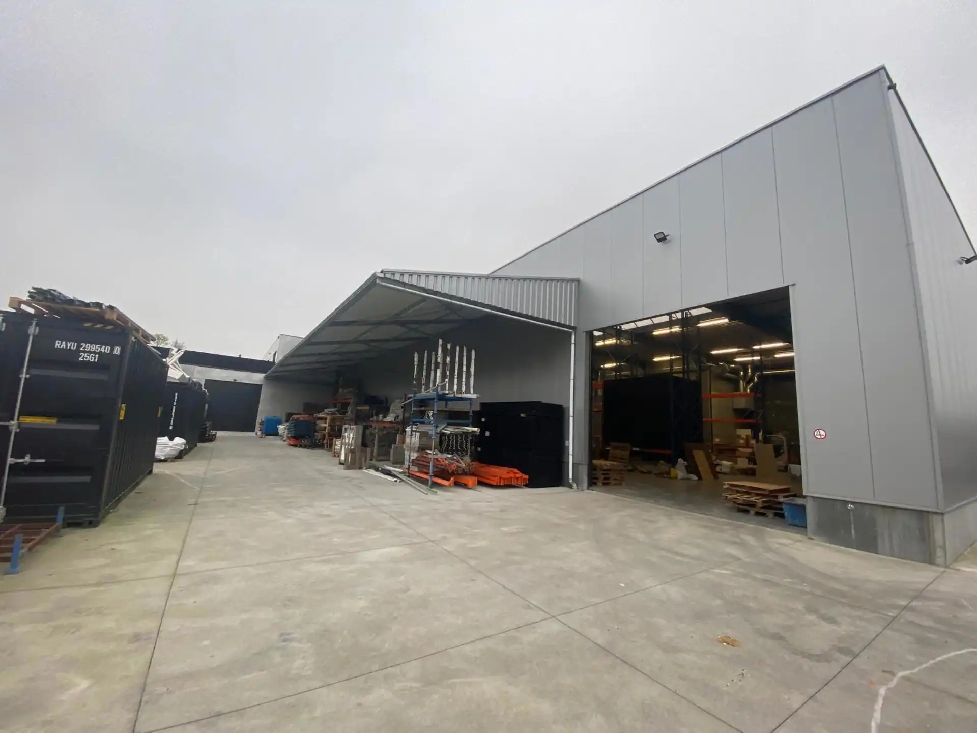 Zo goed als nieuw bedrijfsgebouw te huur in Sint-Niklaas foto 3