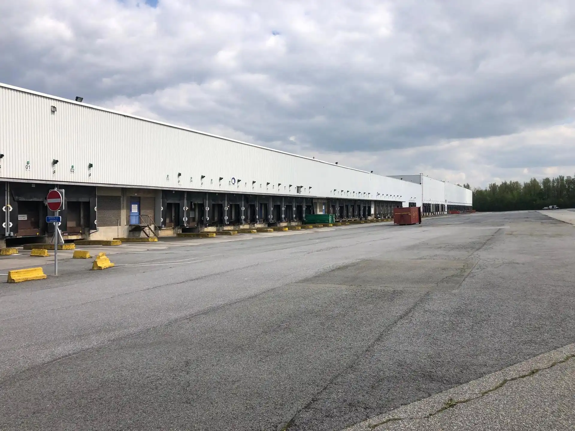 Magazijn 6.842m²  met minimum 7 laadkades  en een extra  ruime parking te huur foto 16