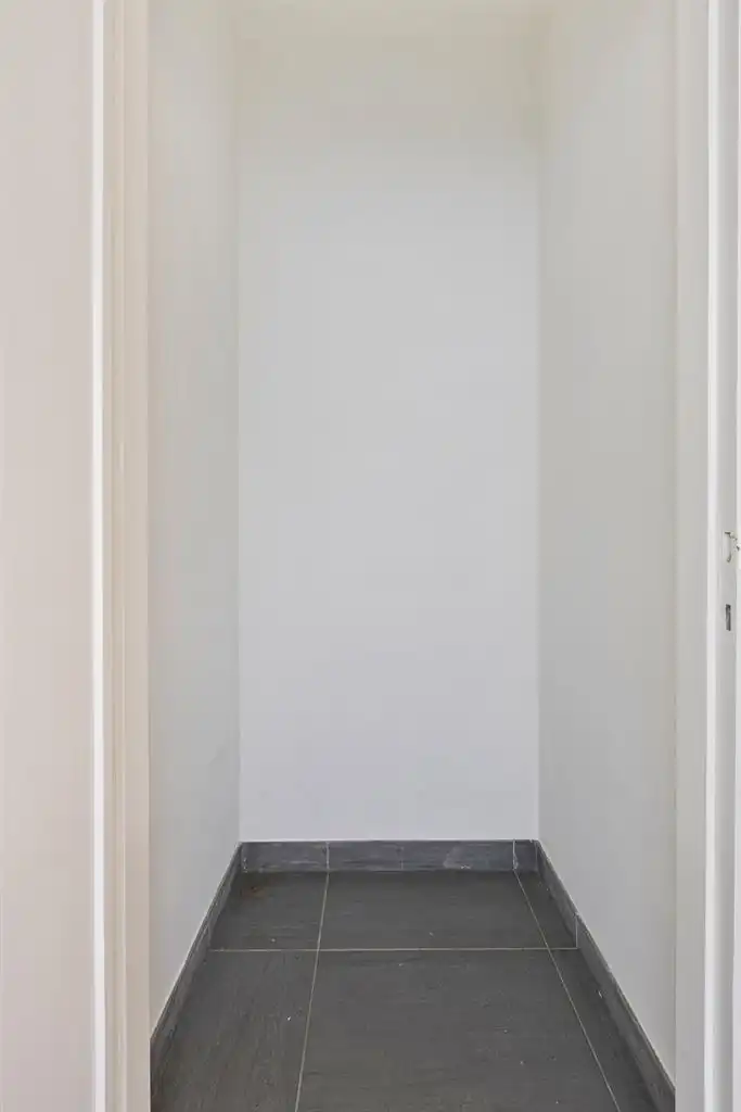 Instapklaar, gerenoveerd appartement met 3 slaapkamers, 2 terrassen en ruime garagebox gelegen op een toplocatie in het centrum van Maaseik, nabij de markt & met zicht op het Kerkplein. foto 19