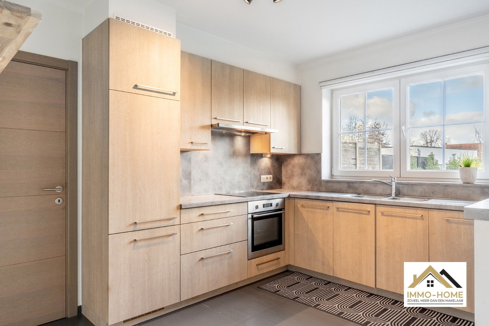 Ruime recente woning in pastorij stijl foto 7