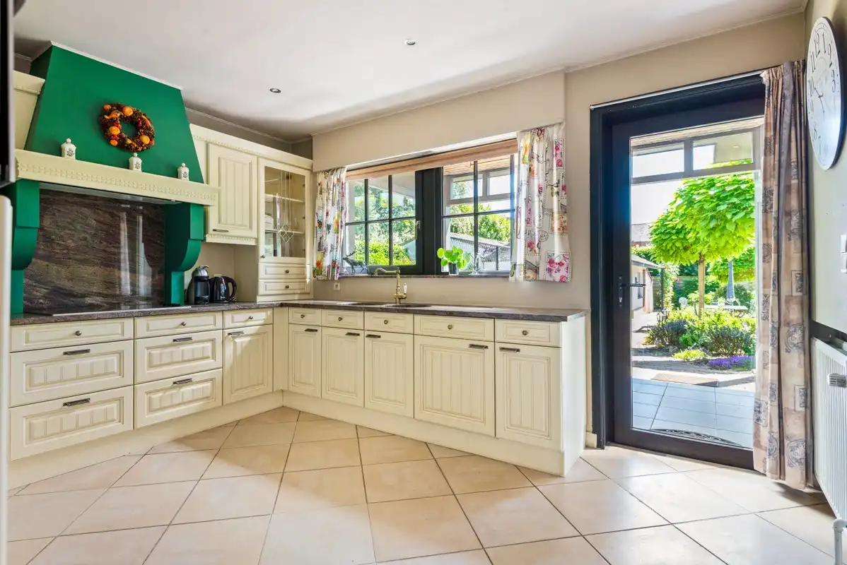 Gelijkvloerswoning met 3 - 4 slaapkamers, garage & prachtig omheinde tuin. foto 10