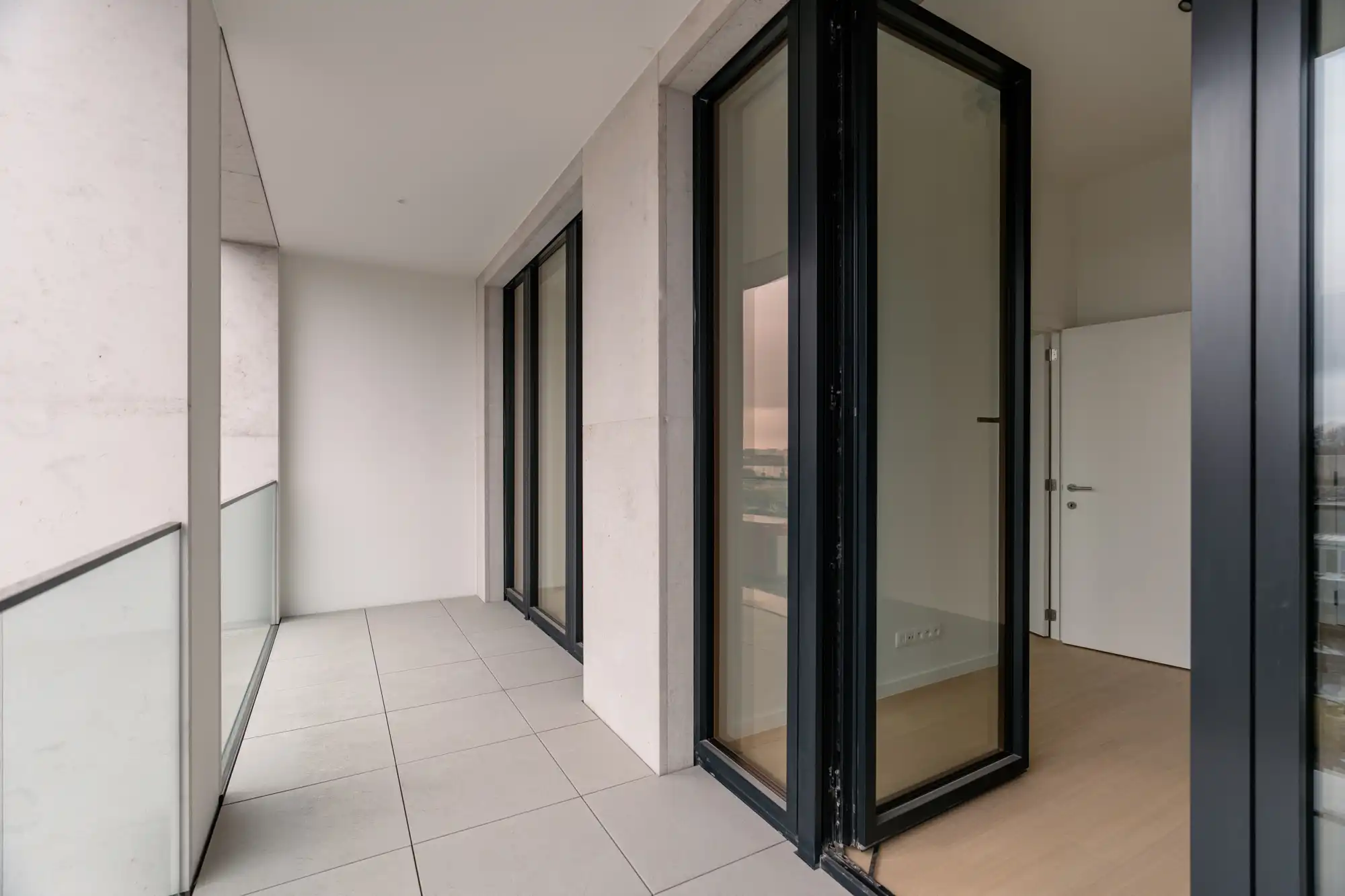 Max Dudler: uitgepuurde lijnen en Zwitserse precisie aan de Scheldekaaien. foto 3