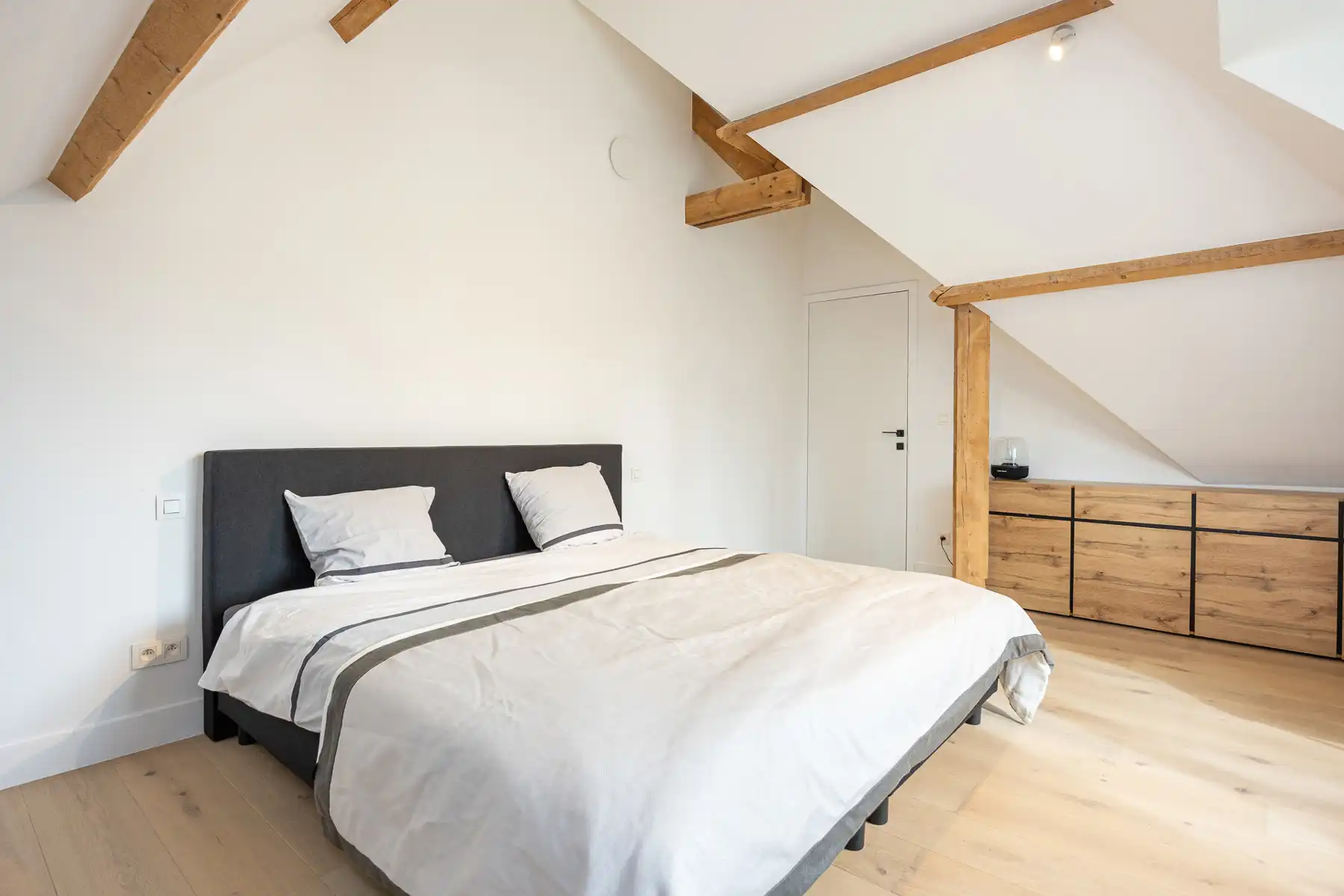 Luxueuze vernieuwbouwvilla met high-end afwerking foto 16