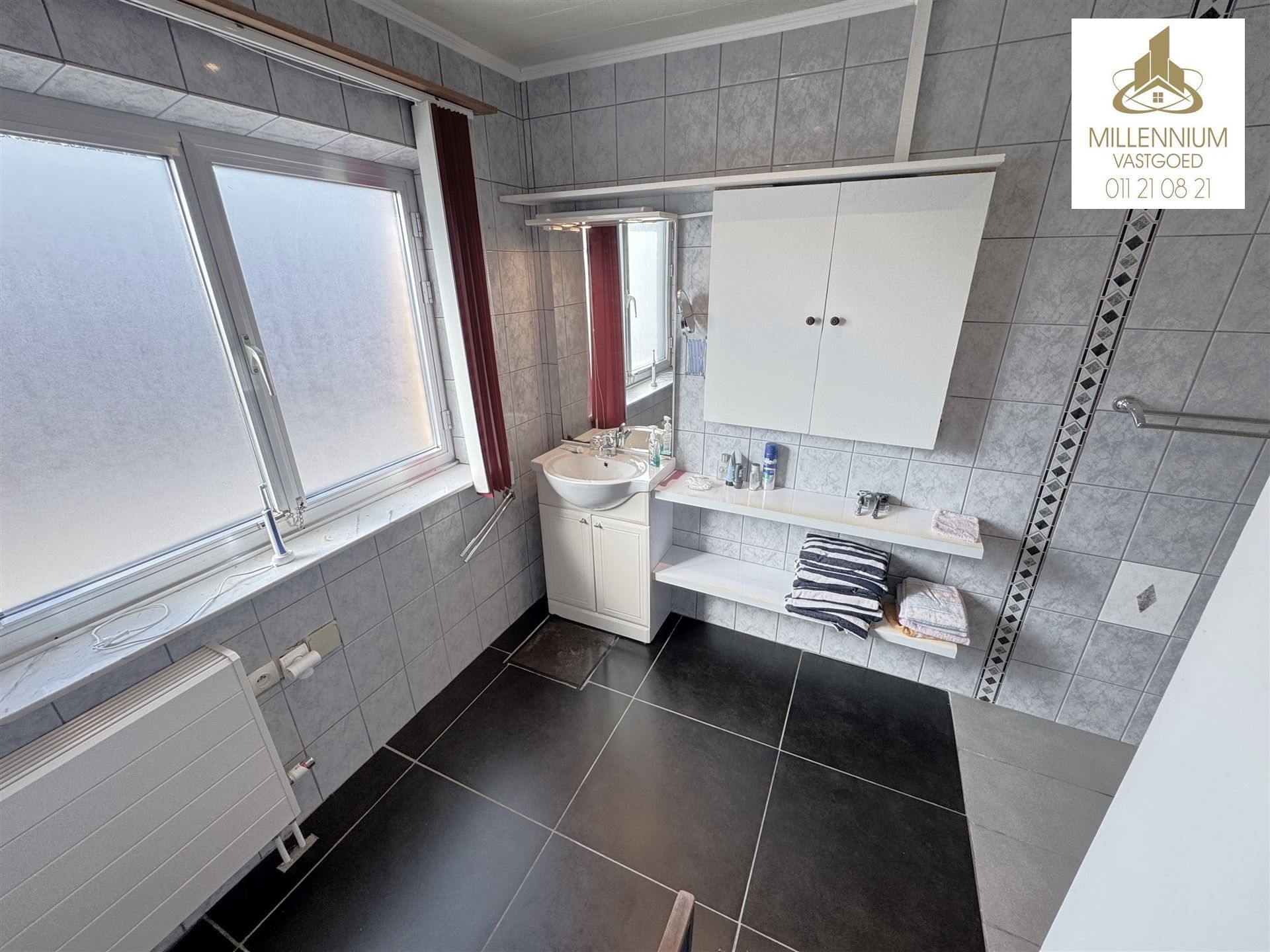 Ruime 4-Slaapkamerwoning en 2 Badkamers in Diepenbeek foto 11