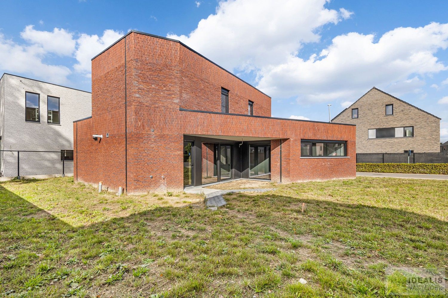 PRACHTIGE NIEUWBOUWWONING (ONDER REGISTRATIERECHTEN) MET EEN HEERLIJK LICHTRIJKE WOONKAMER MET OPEN KEUKEN, RUIME BERGING, BUREEL, 3 SLAAPKAMERS, RUIME DRESSING EN RUIME BADKAMER VOORZIEN VAN ALLE COMFORT! EEN HEERLIJK RUIM HUIS MET EEN NAAR WENS AAN TE LEGGEN TUIN, OP EEN GEGEERDE LOCATIE NABIJ HET CENTRUM VAN PEER! foto 4