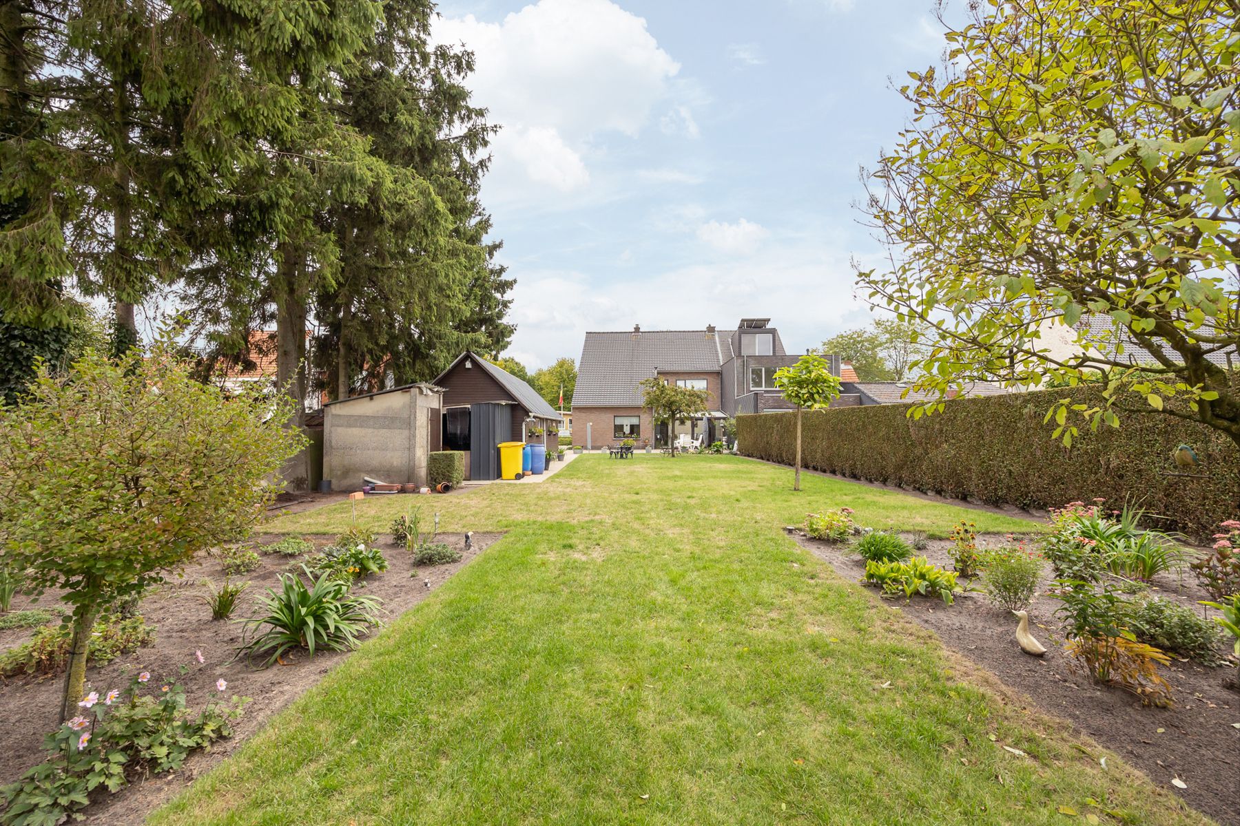 Ruime woning met 4 slks en 2 bdks op 886 m² foto 2