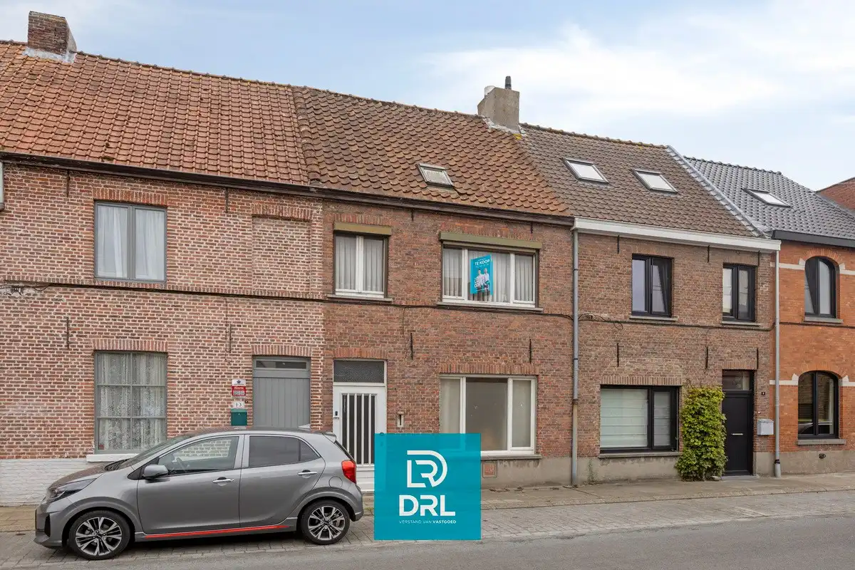Af te werken woning met grote werkplaats/loods te Sint-Kruis. foto {{pictureIndex}}