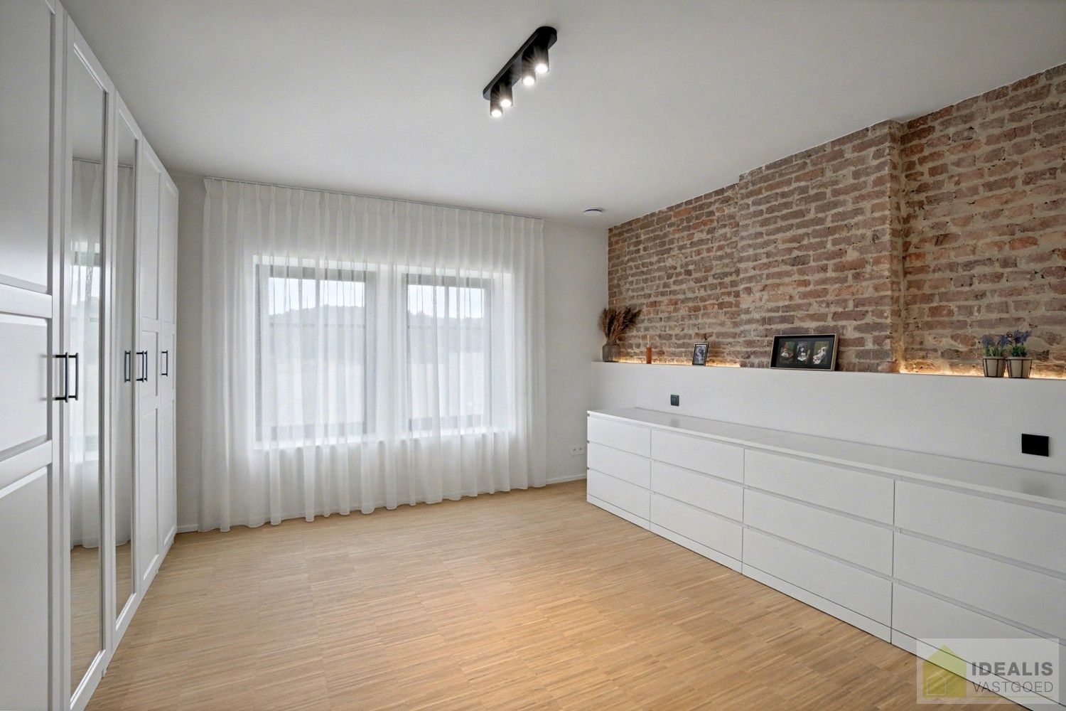 IDEALIS VASTGOED - EEN BIJZONDER HUIS, EEN BIJZONDERE LOCATIE, EEN UNIEKE KANS OM TE WONEN IN EEN AUTHENTIEK LANDHUIS MET EEN PRACHTIGE INRICHTING EN EEN HOOGWAARDDIGE AFWERKINGSGRAAD! foto 43