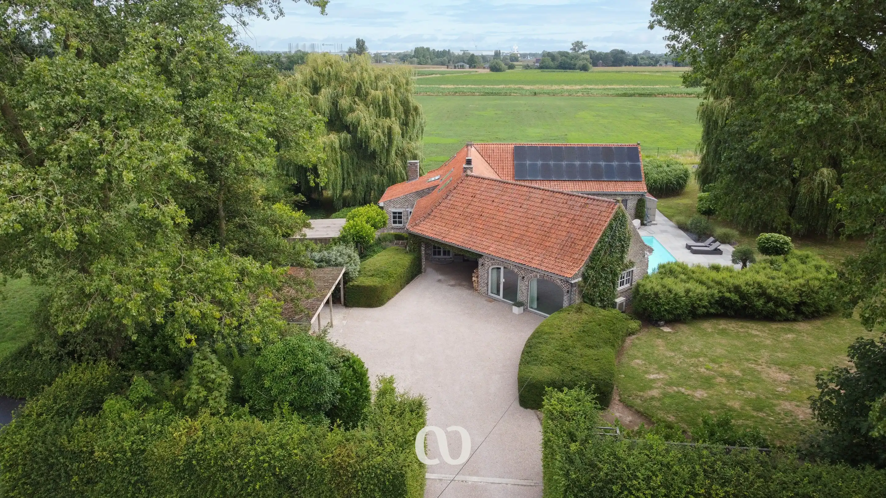 Unieke landelijke hoeve met zwembad en volledige privacy  foto {{pictureIndex}}