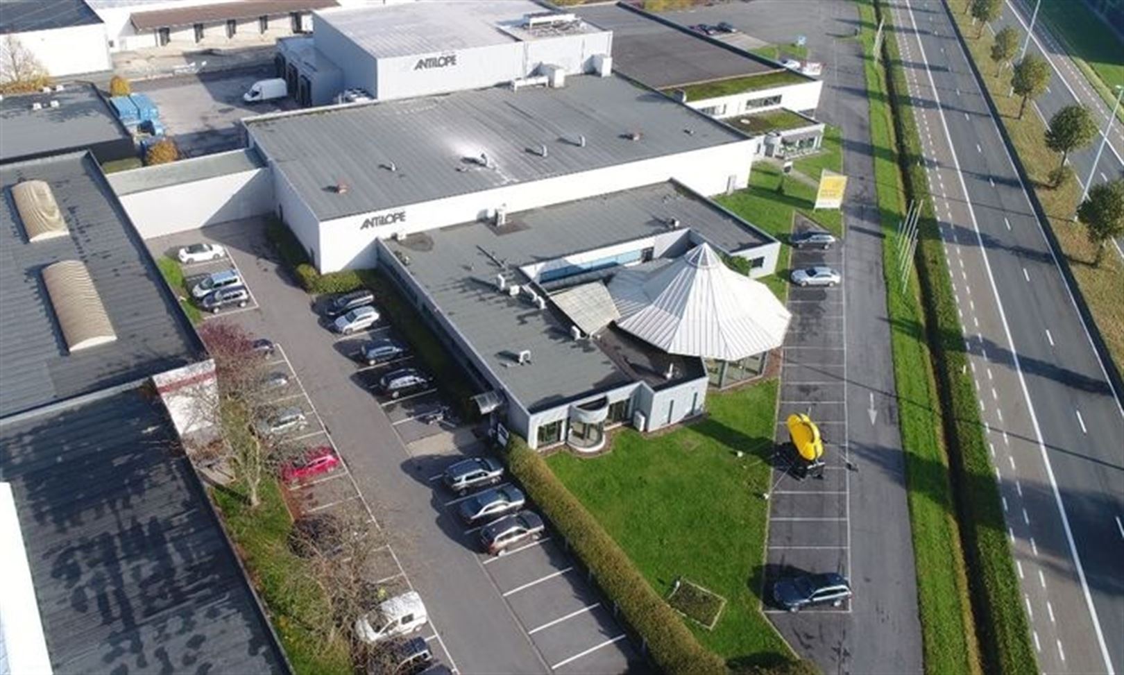 Magazijn + showroom/kantoor langs de ring van Lier foto 2