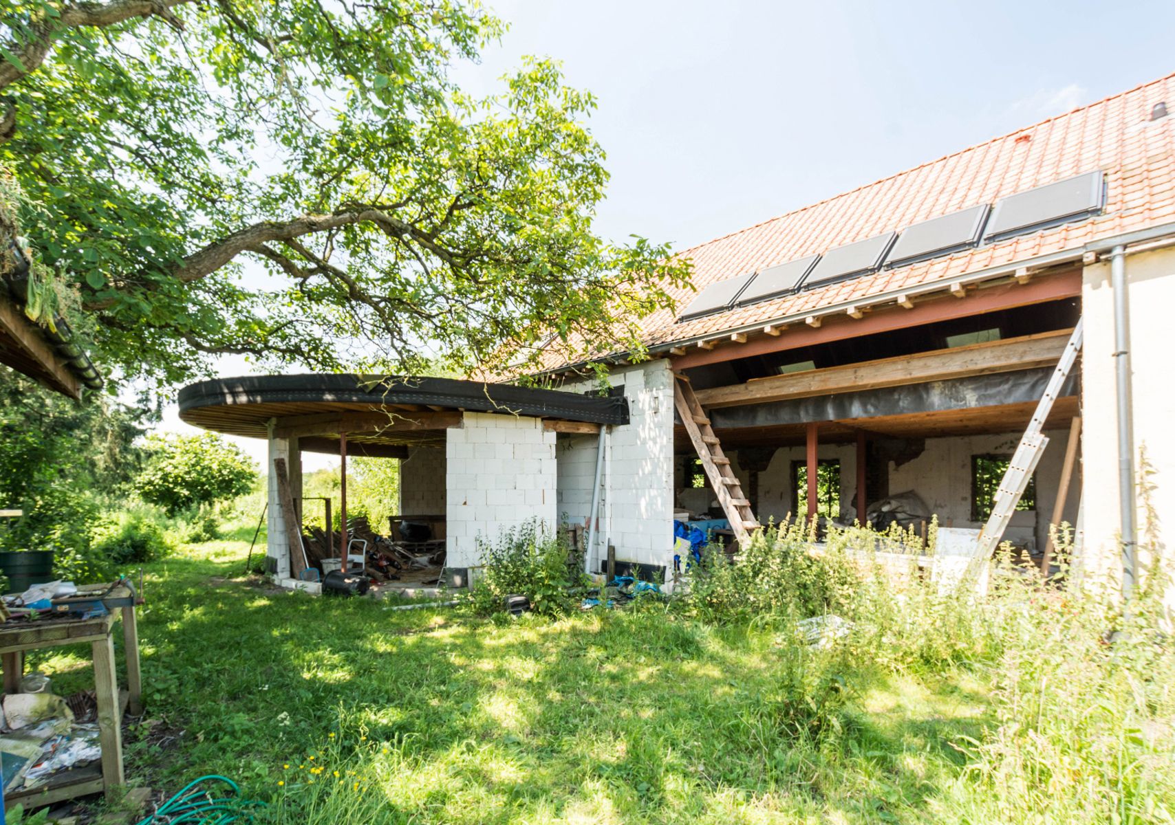 Een verder af te werken (deels ruwbouw) hoeve met grote tuin foto 14