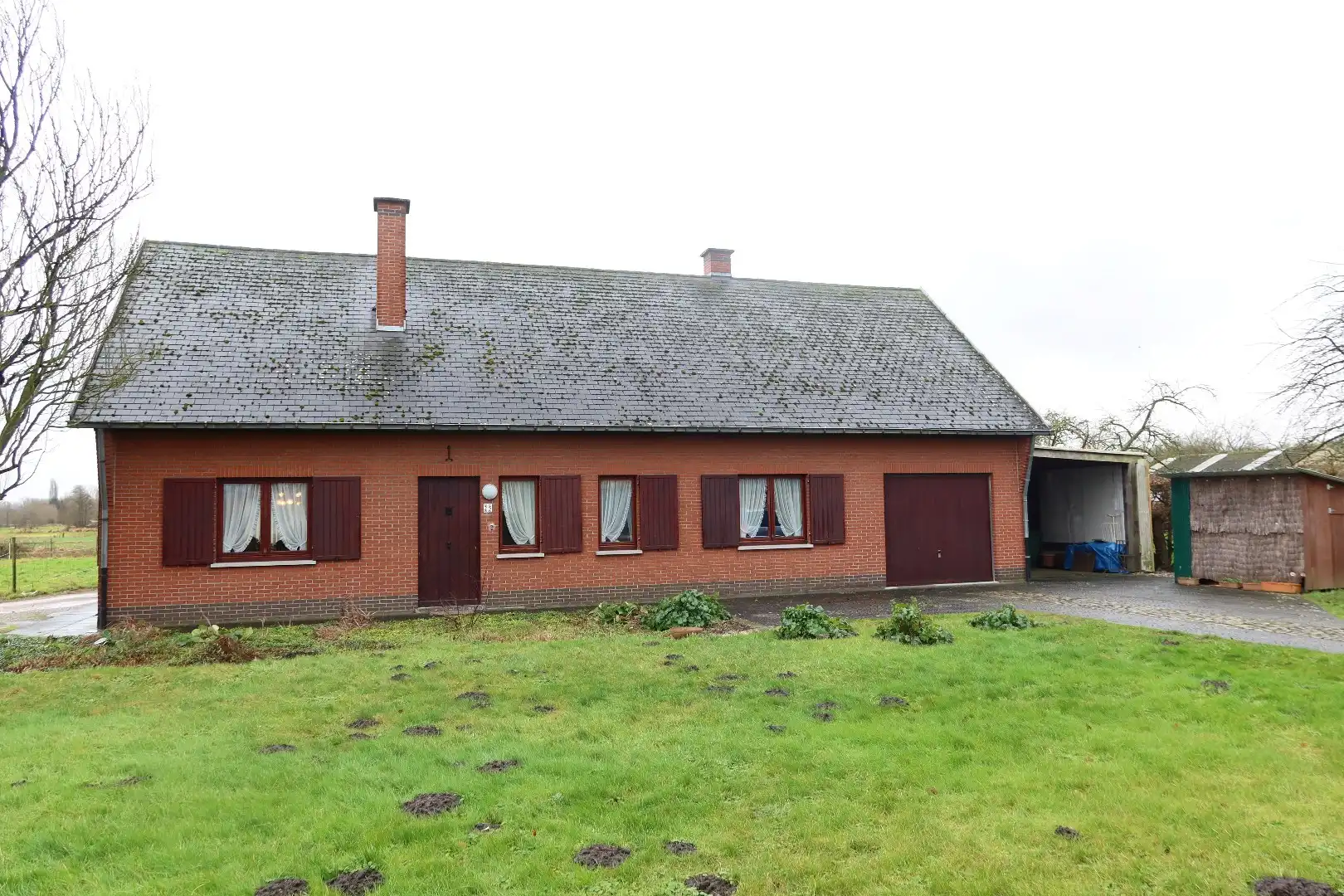 Ruime woning met 4 slaapkamers en garage en carport en tuin foto {{pictureIndex}}