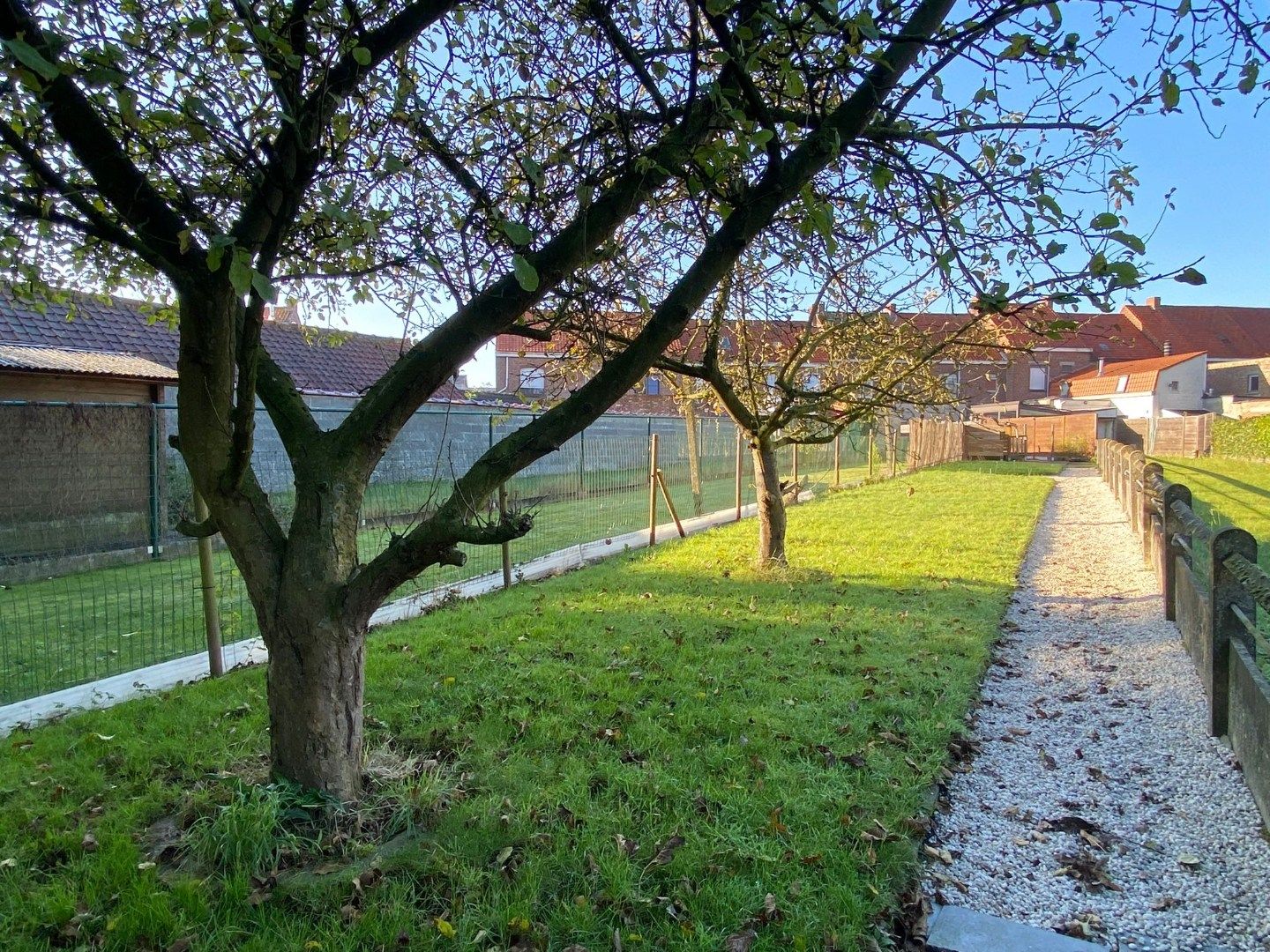 GERENOVEERDE EN INSTAPKLARE RIJWONING MET 3 SLAAPKAMERS EN TUIN foto 11