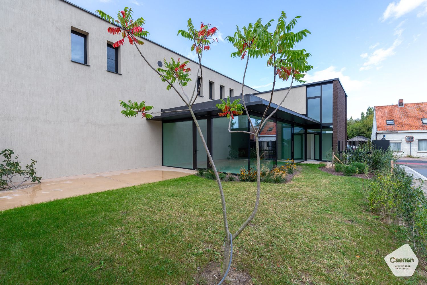Energiezuinige nieuwbouw met creatief design en warme uitstraling. foto {{pictureIndex}}
