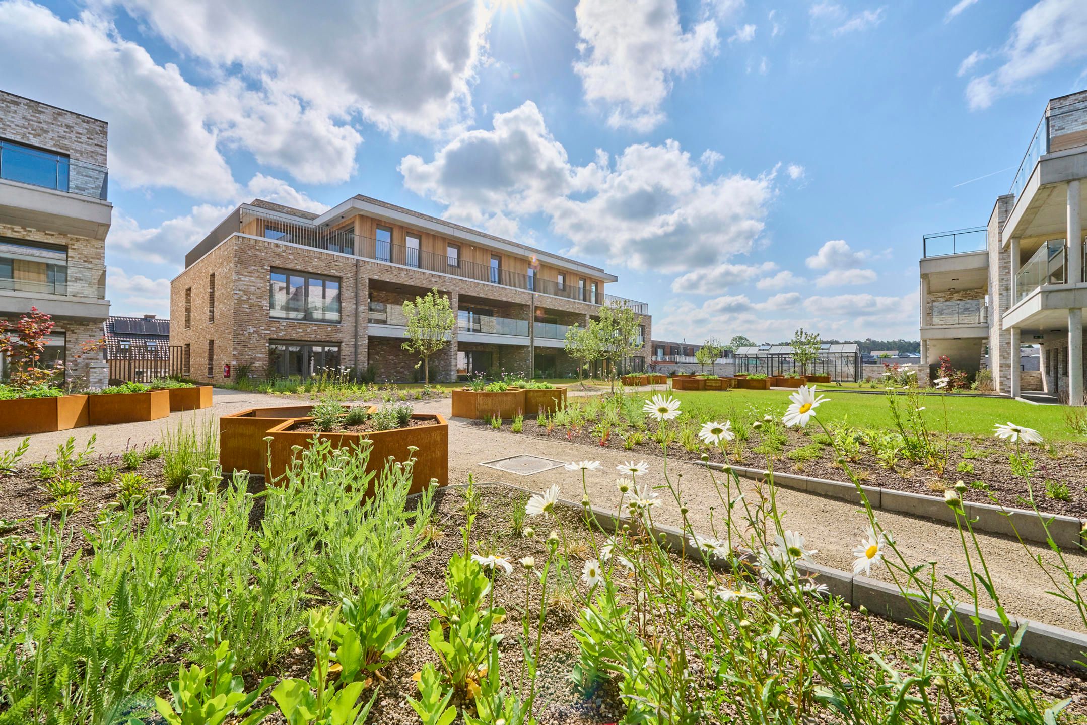 Nieuwbouwappartement - terras met zicht op tuin foto 13