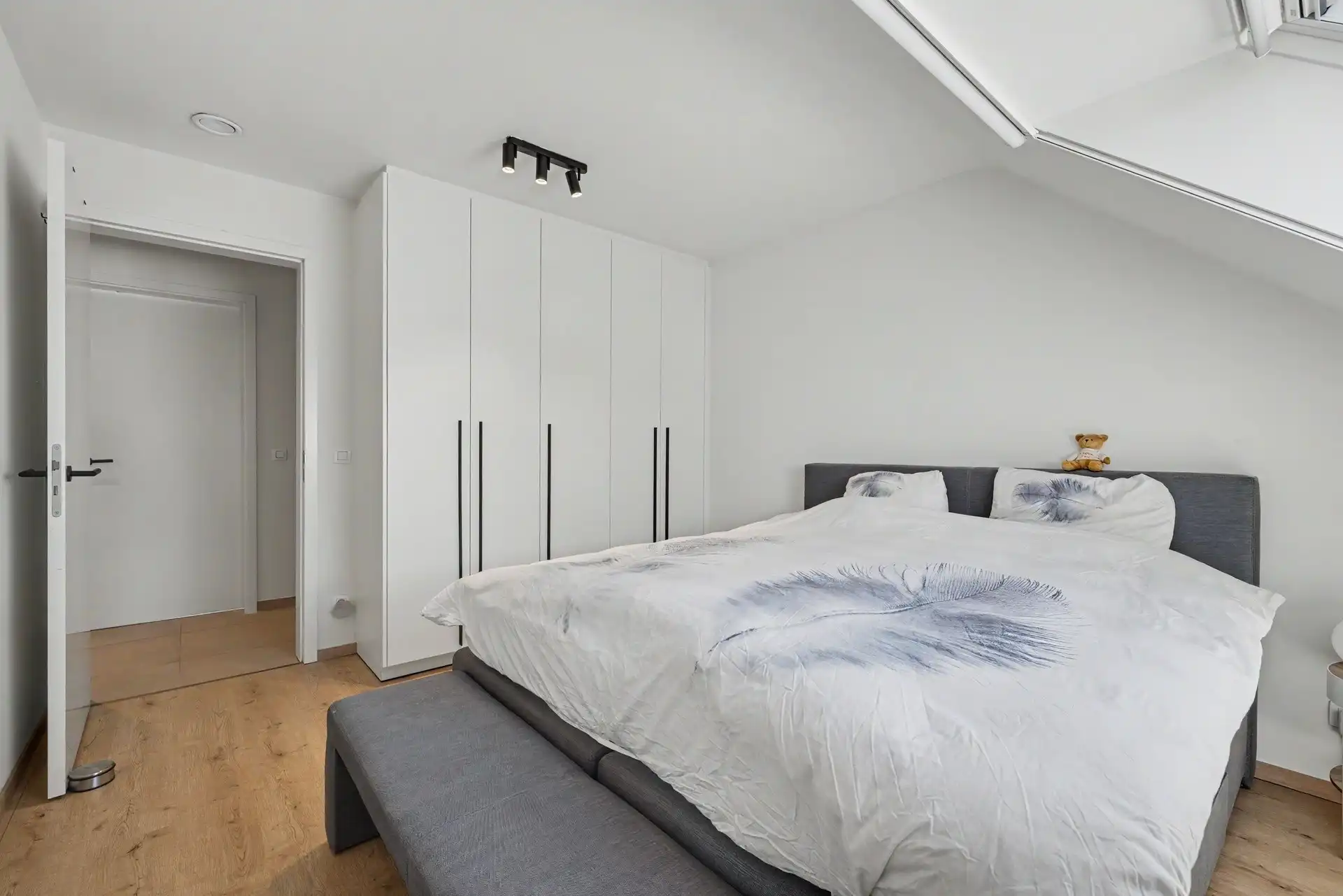 Ruime triplex woning met 3 slaapkamers en 2 parkeerplaatsen nabij het centrum van Stekene (159m²) foto 13