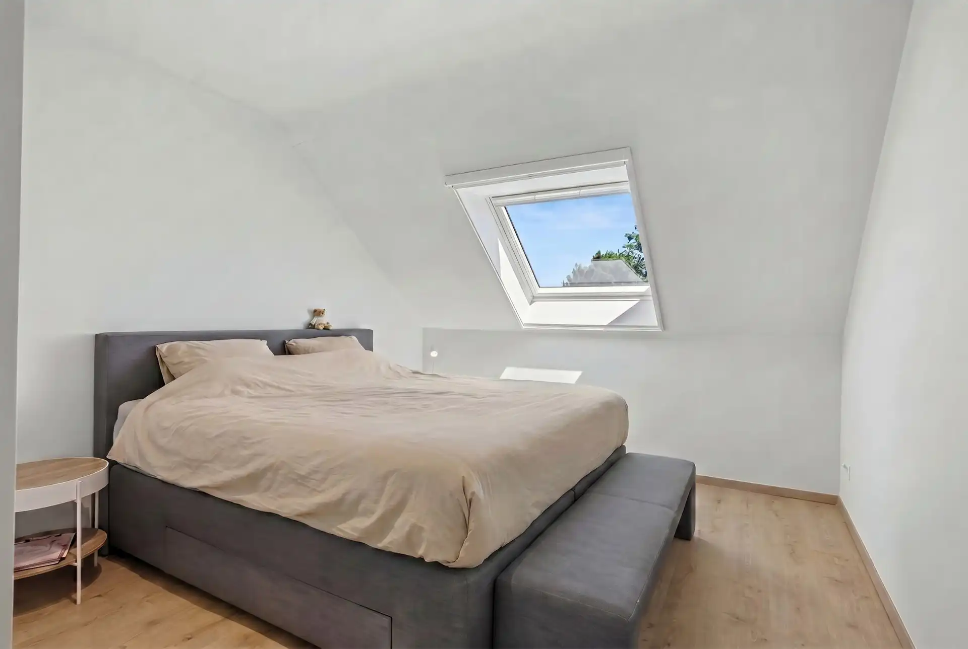 Ruime triplex woning met 3 slaapkamers en 2 parkeerplaatsen nabij het centrum van Stekene (159m²) foto 13