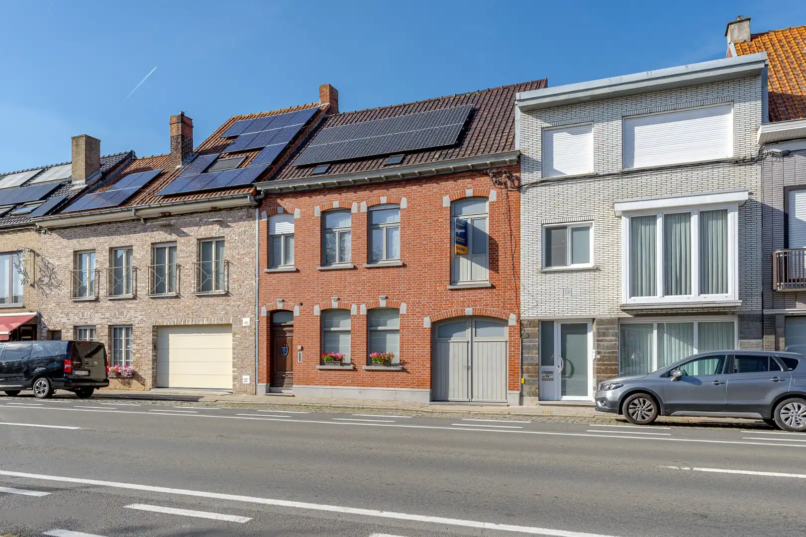 Instapklare woning met 4 slaapkamers, tuin en dubbele garage met uitweg achteraan in Wevelgem foto {{pictureIndex}}