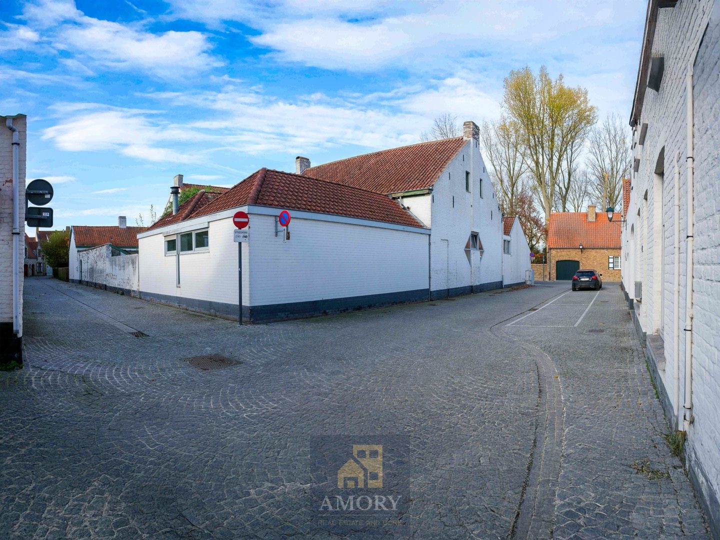 Voormalige schoolgebouwen in het centrum van Damme foto 4