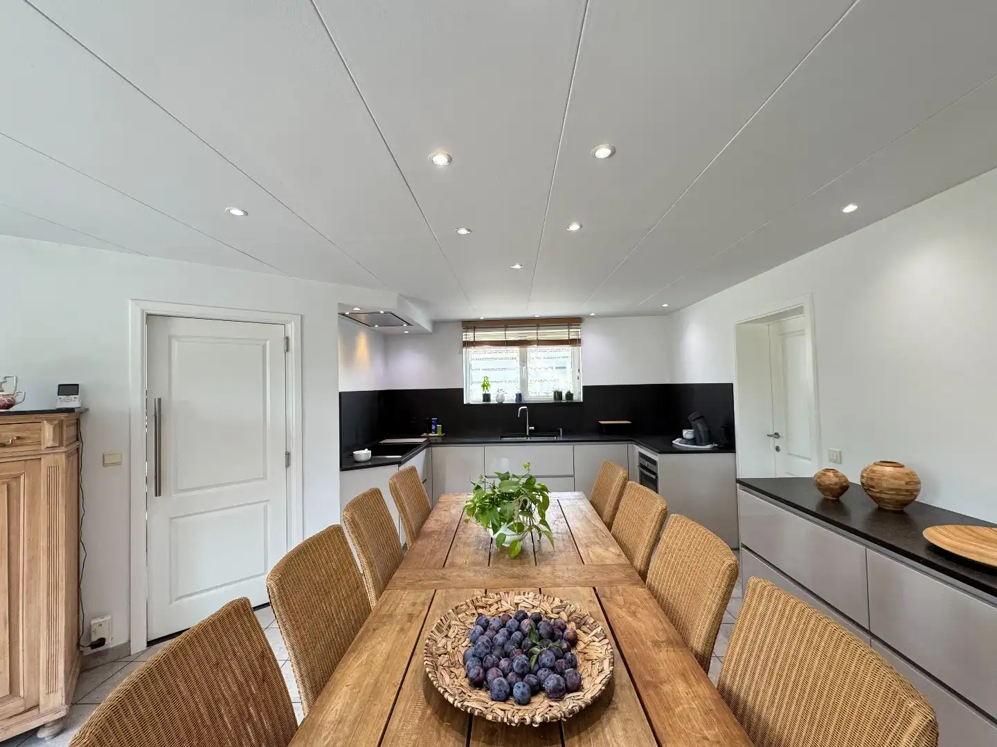een ruim woonhuis op en met grond foto 3