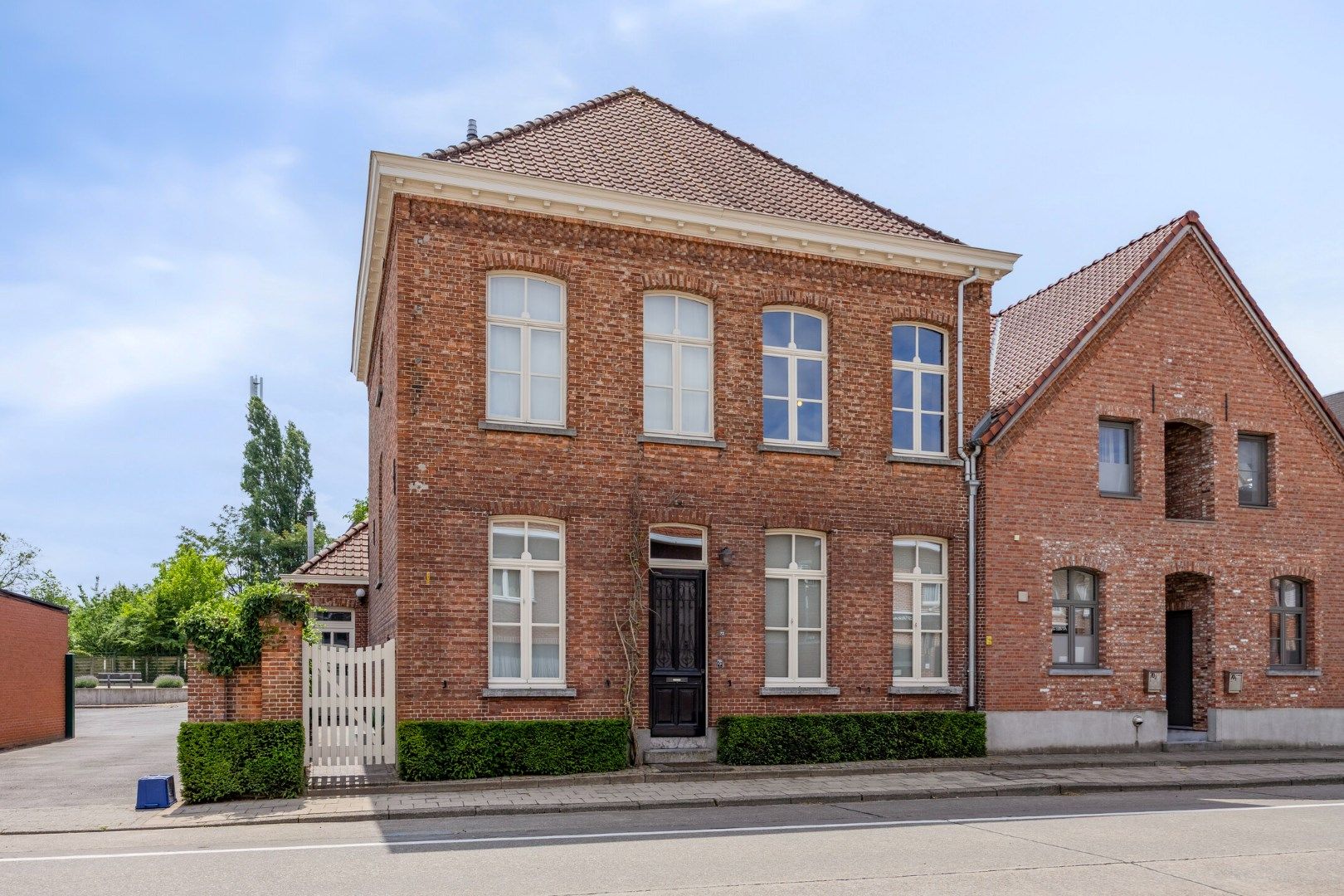 Instapklaar herenhuis met 4/5 slpks, centraal gelegen in Achterbos !  foto {{pictureIndex}}