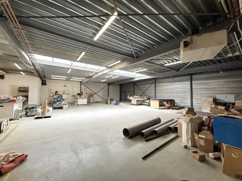 Veelzijdig bedrijfsgebouw langs de Dender met showroom, kantoren & parking foto 20
