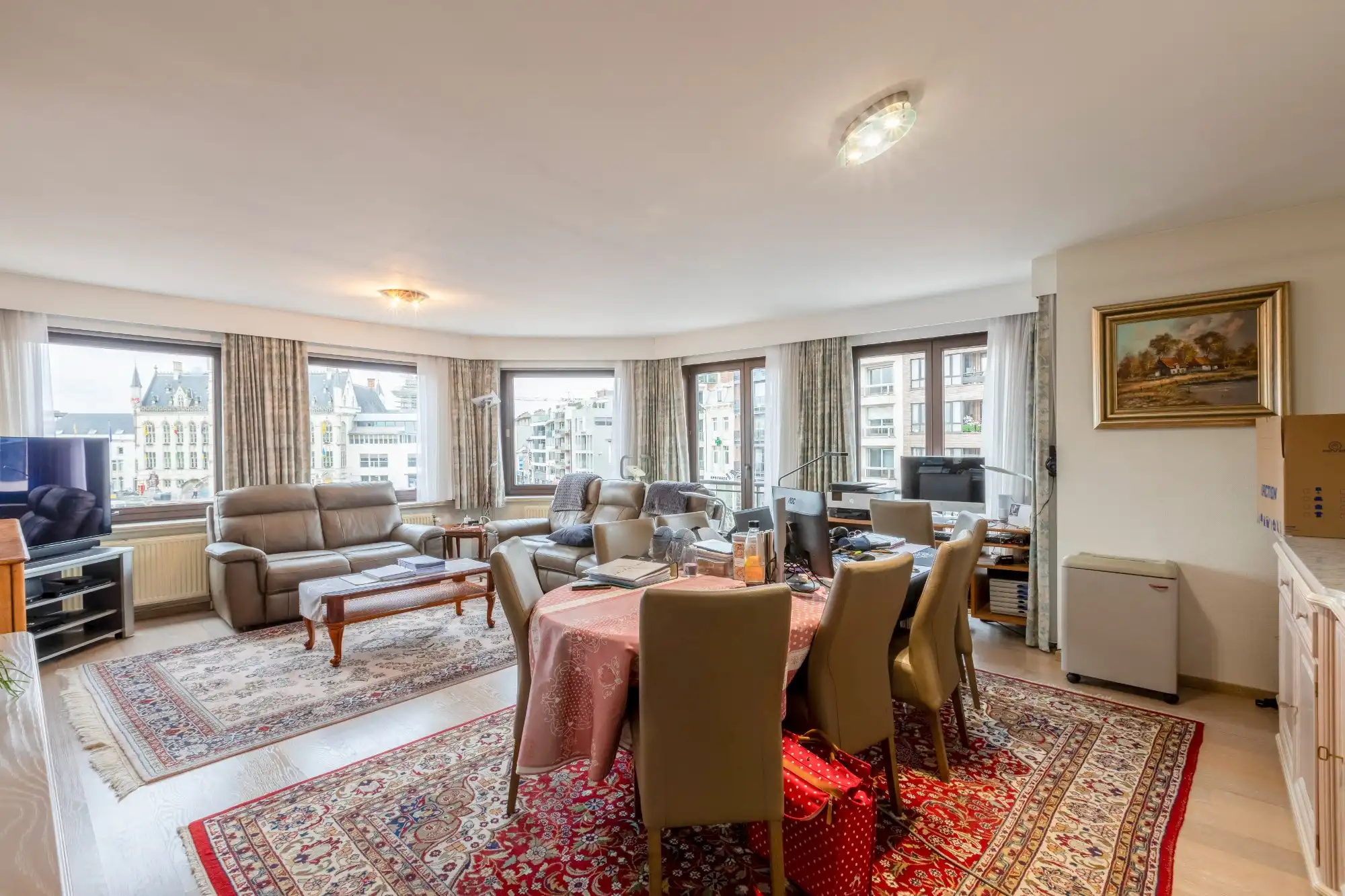 Ruim appartement met uitzicht op de Grote Markt foto 2