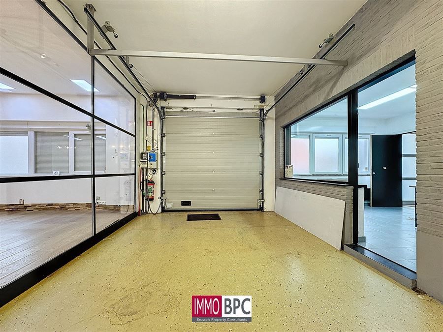 Magazijn met Showroom en Bureau foto 14